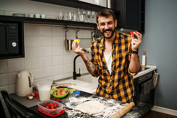 포토 JPG 해외이미지 라이프스타일 응시 남자 행복 음식 딸기 주택 갈색머리 실내 요리 한명 사람 성인 쿠키 주방 계란 식사 굽기 반죽 만들기 밀가루 밀대 밀가루반죽 곰팡이 음식준비 페스츄리 해외포토 1 헤어스타일 시선 감정 빵 과일 모션 주방용품 디저트 내부 건물 생활 알 가루 구이 준비 파일형식 이미지허브
