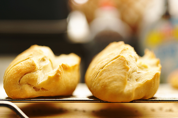 포토 JPG 해외이미지 문화 음식 빵 탁자 건강 씨앗 사람없음 장식 노란색 주방 식사 저녁식사 빵집 프랑스 껍질 흰색 신선 원형 맛 아침식사 바게트 낟알 밀 굽기 먹기 준비 유기농 반죽 롤 밀가루 레시피 덩어리 내추럴 프랑스어 이스트 제빵사 페스츄리 핸드메이드 해외포토 도형 식물 직업 문자 웰빙 유럽 컬러 가구 컨셉 모션 곡류 상점 가루 구이 파일형식 이미지허브