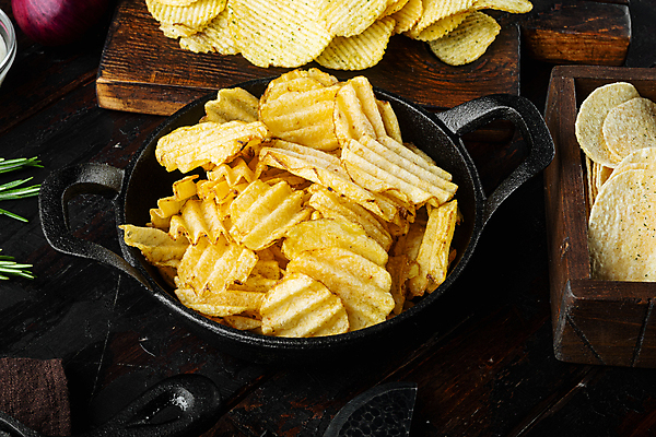 포토 JPG 해외이미지 검은배경 실내 사람없음 담기 감자칩 해외포토 백그라운드 모션 내부 과자 검은색 칩_음식 파일형식 이미지허브