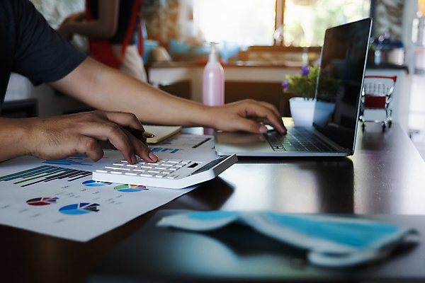 포토 JPG 해외이미지 손 비즈니스 그래프 실내 마스크 신체부위 노트북 사무실 계산기 업무 문서 해외포토 문구용품 사람 내부 전자제품 장비 작업 파일형식 이미지허브