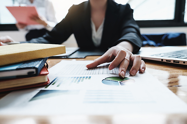 포토 JPG 해외이미지 여자 비즈니스 한명 들기 상반신 성인 앞모습 아웃포커스 노트북 사무실 업무 소프트포커스 서류판 성인여자한명만 해외포토 1 뷰포인트 모션 촬영기법 사람 전자제품 사무용품 작업 여자한명만 성인여자만 파일형식 이미지허브