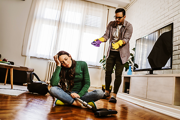 포토 JPG 해외이미지 커플 여자 남자 커플라이프 남편 아파트 주택 실내 성인 내부 두명 방 직물 아내 청소 서비스 닦기 말다툼 대걸레 성인만 해외포토 라이프스타일 관계 모션 사람 건물 청소도구 싸움 파일형식 이미지허브