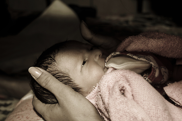 포토 JPG 해외이미지 라이프스타일 손 응시 딸 아들 얼굴 백그라운드 가정 청소년 엄마 함께함 표정 건강 한명 미소 두명 부모 눕기 침실 자녀 신생아 결합 작음 겨울옷 걸음마 돌봄 해외포토 1 시선 옷 컨셉 겨울 가족 모션 사람 생활 신체부위 아기 크기 파일형식 이미지허브