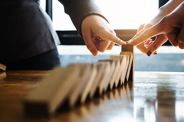 포토 JPG 해외이미지 손 비즈니스 신체부위 사무실 터치 잡기 업무 수비 소프트포커스 해결 도미노 무너짐 해외포토 모션 촬영기법 사람 작업 파일형식 이미지허브