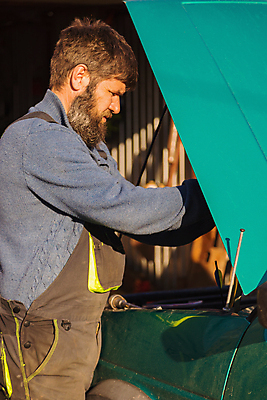 포토 JPG 해외이미지 백인 직업 라이프스타일 손 남자 유니폼 자동차 작업복 한명 사람 기계 장비 공구 작업 작업실 기술자 운전사 변화 붓기 수리 확인 고정 엔진 정비공 충전 모터 정비소 조율 해외포토 서양인 1 옷 육상교통 컨셉 모션 생활 신체부위 도구 파일형식 이미지허브