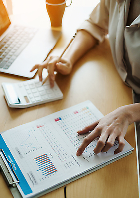 포토 JPG 해외이미지 여자 비즈니스 한명 상반신 성인 옆모습 사무실 터치 계산기 가리킴 업무 문서 서류판 성인여자한명만 해외포토 1 뷰포인트 문구용품 사람 손짓 사무용품 장비 작업 여자한명만 성인여자만 파일형식 이미지허브