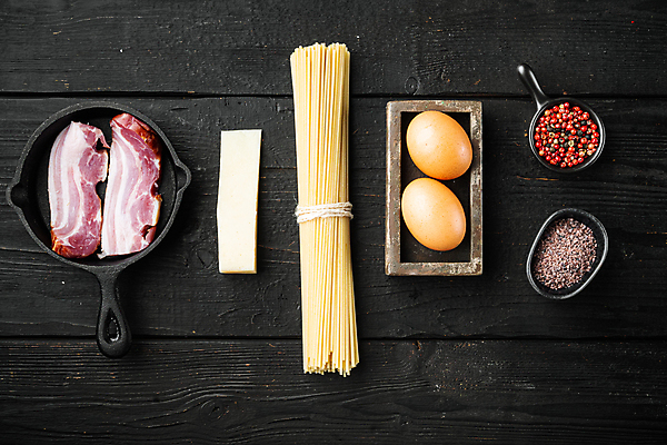 포토 JPG 해외이미지 식재료 검은배경 치즈 실내 사람없음 하이앵글 계란 베이컨 스파게티면 통후추 파스타면 해외포토 뷰포인트 백그라운드 유제품 파스타 돼지고기 내부 알 검은색 면류 후추 파일형식 이미지허브