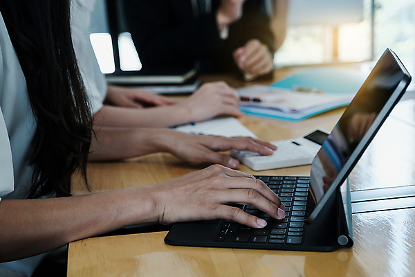 포토 JPG 해외이미지 여자 남자 비즈니스 상반신 성인 옆모습 세명 태블릿 사무실 계산기 타이핑 키보드 업무 책상 문서 성인만 해외포토 뷰포인트 가구 문구용품 사람 전자제품 스마트기기 장비 작업 파일형식 이미지허브