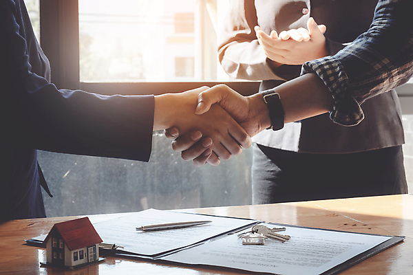 포토 JPG 해외이미지 손 여자 남자 백그라운드 비즈니스 악수 성인 두명 앞모습 옆모습 사무실 거래 업무 계약 문서 성인만 해외포토 뷰포인트 사람 손짓 신체부위 작업 파일형식 이미지허브