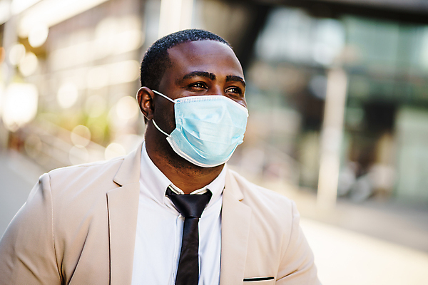 포토 JPG 해외이미지 직업 응시 남자 얼굴 비즈니스 거리 가면 한명 안전 인종 정장 20대 성인 야외 팔짱 검은색 직장인 비즈니스맨 바이러스 전문직 보호 질병 예방 알레르기 전염병 해외포토 1 시선 옷 컬러 컨셉 의학 모션 사람 청년 신체부위 파일형식 이미지허브