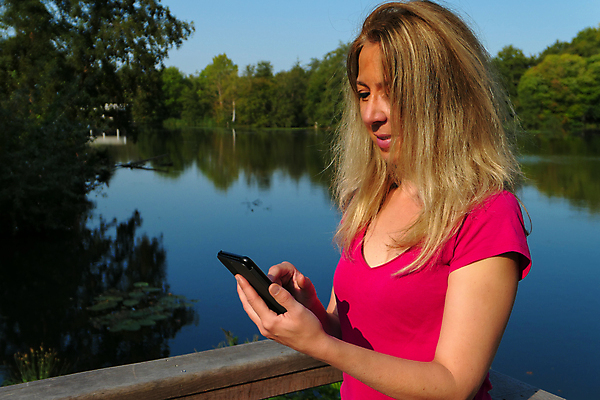 포토 JPG 해외이미지 주간 나무 백인 라이프스타일 응시 여자 한명 미소 들기 상반신 성인 야외 옆모습 스마트폰 터치 성인여자한명만 해외포토 자연요소 서양인 식물 1 시선 뷰포인트 모션 표정 사람 생활 핸드폰 스마트기기 여자한명만 성인여자만 파일형식 이미지허브