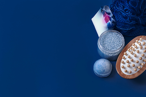 포토 JPG 해외이미지 사람없음 파란색 하이앵글 원형 남색 오브젝트 스파용품 바디케어 브러쉬빗 수제비누 입욕제 입욕소금 해외포토 도형 뷰포인트 컬러 스파 미용용품 소금 비누 파일형식 이미지허브