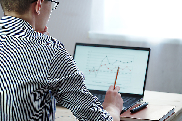 포토 JPG 해외이미지 직업 학생 교육 남자 과학 인터넷 비즈니스 한명 금융 노트북 컴퓨터 멀리 온라인 성인남자만 해외포토 1 사람 경제 전자제품 남자만 성인만 파일형식 이미지허브