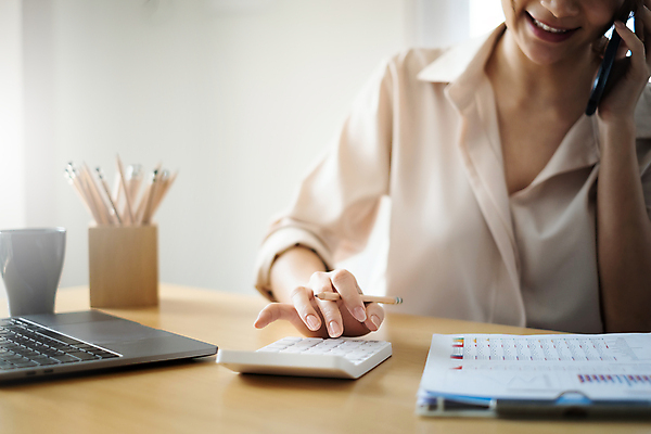 포토 JPG 해외이미지 여자 비즈니스 사업가 직장 한명 들기 상반신 성인 앞모습 노트북 스마트폰 사무실 계산기 업무 문서 통화 서류판 성인여자한명만 해외포토 직업 1 뷰포인트 회사 모션 문구용품 사람 전자제품 핸드폰 스마트기기 사무용품 장비 작업 여자한명만 성인여자만 파일형식 이미지허브