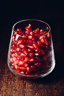 포토 JPG 해외이미지 검은배경 잔 사람없음 담기 날것 석류 석류알 해외포토 식기 백그라운드 과일 모션 검은색 파일형식 이미지허브