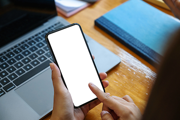 포토 JPG 해외이미지 손 비즈니스 사업가 들기 신체부위 노트북 스마트폰 사무실 다이어리 터치 가리킴 업무 검색 해외포토 직업 모션 사람 손짓 전자제품 핸드폰 스마트기기 사무용품 작업 파일형식 이미지허브