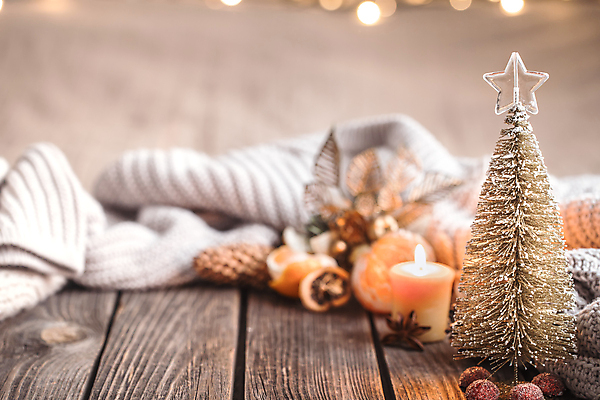 포토 JPG 해외이미지 크리스마스장식 크리스마스 겨울 초 귤 실내 사람없음 아웃포커스 크리스마스트리 스웨터 오브젝트 솔방울 감성 건과일 나무탁자 해외포토 계절 기념일 컨셉 상의 과일 탁자 건조 촬영기법 내부 파일형식 이미지허브