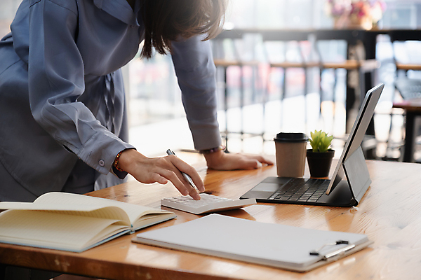 포토 JPG 해외이미지 여자 비즈니스 직장 한명 성인 옆모습 태블릿 사무실 계산기 업무 비즈니스우먼 계산 문서 서류판 성인여자한명만 해외포토 1 뷰포인트 회사 문구용품 사람 전자제품 스마트기기 사무용품 장비 작업 직장인 여자한명만 성인여자만 파일형식 이미지허브