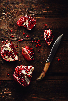 포토 JPG 해외이미지 사람없음 칼 석류 석류알 나무배경 해외포토 백그라운드 과일 파일형식 이미지허브