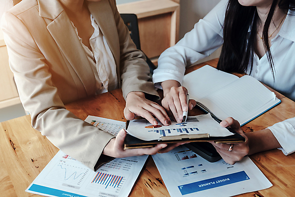 포토 JPG 해외이미지 여자 비즈니스 회의 들기 상반신 성인 두명 앞모습 사무실 다이어리 가리킴 업무 문서 서류판 성인여자만 해외포토 뷰포인트 모션 사람 손짓 사무용품 작업 여자만 성인만 파일형식 이미지허브