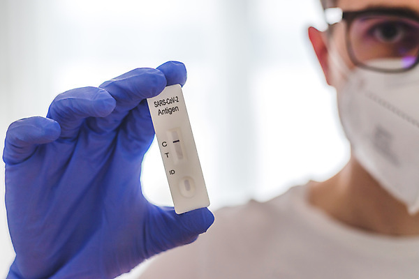 포토 JPG 해외이미지 남자 안경 실내 마스크 한명 들기 상반신 성인 의사 흰배경 음성 자가진단 성인남자한명만 안경낌 코로나바이러스 감염예방 진단키트 델타변이바이러스 오미크론 해외포토 1 잡화 백그라운드 의학 모션 사람 내부 의료진 흰색 바이러스 사회이슈 예방 감염 남자한명만 성인남자만 파일형식 이미지허브