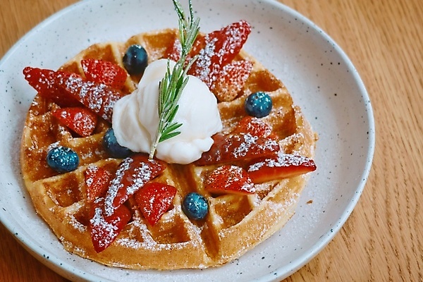 포토 JPG 해외이미지 전통 접시 열매 음식 백그라운드 과일 탁자 아이스크림 디저트 건강 사람없음 목재 빨간색 여름 케이크 식사 흰색 신선 달콤 맛 아침식사 설탕 굽기 먹기 블루베리 코코넛 와플 페스츄리 핸드메이드 해외포토 나무 식물 식기 계절 빵 컬러 가구 컨셉 재료 모션 구이 파일형식 이미지허브