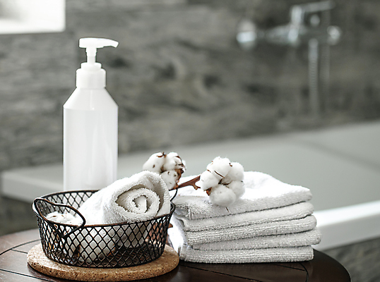 포토 JPG 해외이미지 욕조 사람없음 아웃포커스 수건 바구니 회색 흰색 솜 오브젝트 스파용품 나무탁자 바디케어 샴푸용기 원형탁자 해외포토 컬러 탁자 촬영기법 위생용품 스파 용기_그릇 샴푸 파일형식 이미지허브