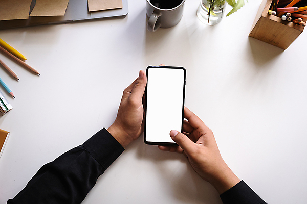 포토 JPG 해외이미지 손 들기 신체부위 컵 스마트폰 하이앵글 연필 스크린 연필꽂이 목업 해외포토 식기 뷰포인트 모션 문구용품 학용품 사람 핸드폰 스마트기기 필기구 파일형식 이미지허브