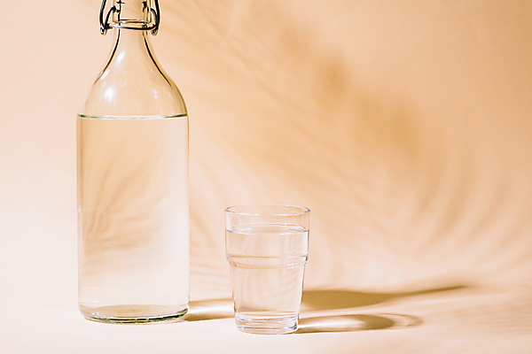 포토 JPG 해외이미지 유리병 그림자 사람없음 물 투명 물컵 베이지색배경 카피스페이스 해외포토 자연요소 백그라운드 병_용기 컵 공백 베이지색 파일형식 이미지허브