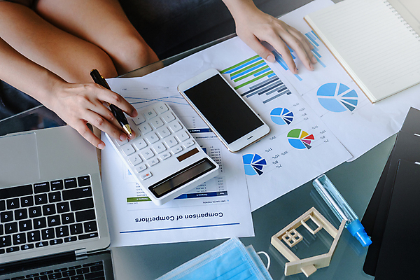 포토 JPG 해외이미지 손 비즈니스 그래프 실내 한명 신체부위 노트북 스마트폰 사무실 다이어리 계산기 업무 책상 문서 해외포토 1 가구 문구용품 사람 내부 전자제품 핸드폰 스마트기기 사무용품 장비 작업 파일형식 이미지허브