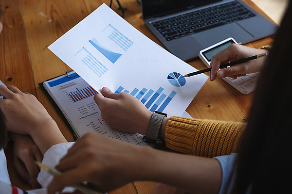 포토 JPG 해외이미지 손 비즈니스 들기 신체부위 노트북 사무실 연필 자료 계산기 가리킴 업무 문서 해외포토 모션 문구용품 학용품 사람 손짓 전자제품 필기구 장비 작업 파일형식 이미지허브