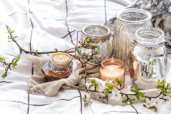 포토 JPG 해외이미지 겨울 초 유리병 실내 사람없음 이불 오브젝트 감성 꽃가지 해외포토 계절 꽃 컨셉 침구 병_용기 내부 나뭇가지 파일형식 이미지허브