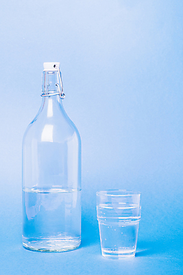 포토 JPG 해외이미지 유리병 사람없음 물 투명 물컵 파란배경 카피스페이스 해외포토 자연요소 백그라운드 병_용기 컵 파란색 공백 파일형식 이미지허브