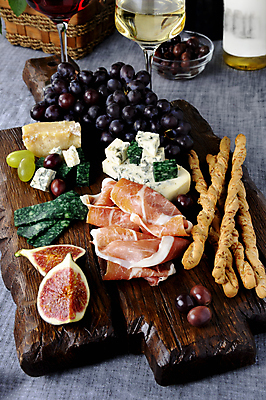 포토 JPG 해외이미지 회색배경 포도 치즈 실내 사람없음 안주 무화과 나무도마 브래드스틱 프로슈토 와인플래터 해외포토 백그라운드 과일 유제품 도마 내부 목재 회색 햄 파일형식 이미지허브