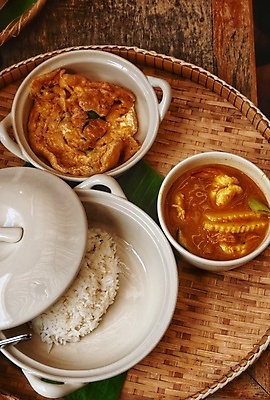 포토 JPG 해외이미지 전통 접시 음식 백그라운드 태국 탁자 밥 거리 돼지고기 요리 동양인 사람없음 빨간색 세트 갈색 계란 식사 저녁식사 신선 뜨거움 사발 맛 수프 매움 점심식사 오리지널 핸드메이드 해외포토 식기 아시아 컬러 가구 컨셉 육류 인종 알 사기그릇 파일형식 이미지허브