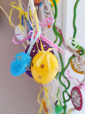 포토 JPG 해외이미지 전통 디자인 계절 꽃무늬 기념 실내 매달리기 사람없음 내부 장식 초록색 컬러풀 축제 페인트 봄 나뭇가지 축하 신용카드 우아함 닫기 부활절계란 내추럴 해외포토 나무 꽃 컬러 컨셉 무늬 모션 부활절 금융 계란 파일형식 이미지허브