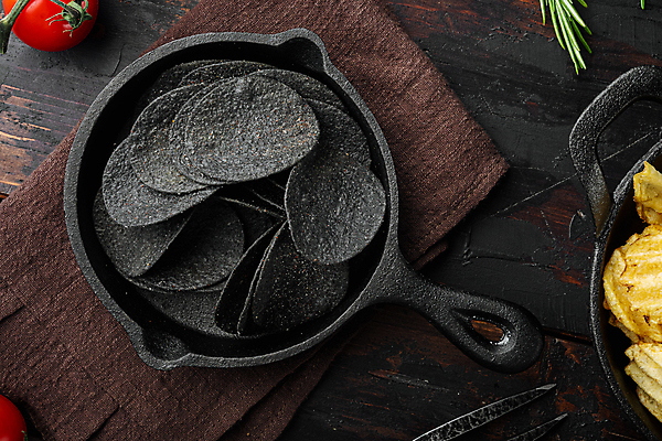 포토 JPG 해외이미지 실내 사람없음 하이앵글 검은색 식탁보 프라이팬 칩 담기 감자칩 나무배경 해외포토 뷰포인트 컬러 백그라운드 모션 주방용품 디저트 내부 과자 칩_음식 파일형식 이미지허브