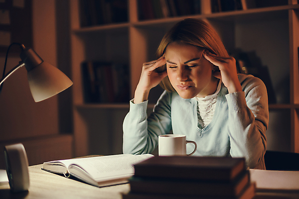 포토 JPG 해외이미지 여자 커피 비즈니스 피곤 한명 앉기 성인 컵 금발 고통 비즈니스우먼 고민 두통 업무과다 편두통 성인여자한명만 해외포토 1 헤어스타일 식기 감정 음료 컨셉 모션 사람 업무 직장인 질병 여자한명만 성인여자만 파일형식 이미지허브