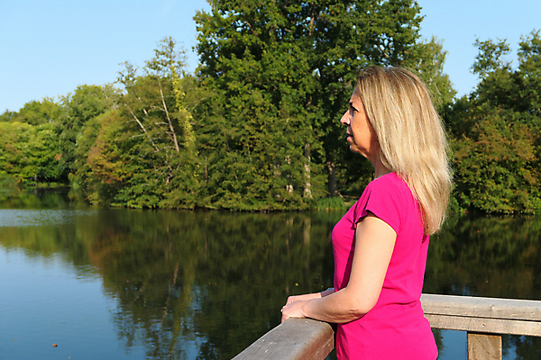 포토 JPG 해외이미지 백인 라이프스타일 응시 공원 여자 호수 분홍색 여행 포즈 자연 하늘 휴가 휴식 한명 서기 사람 성인 야외 물 강 치마 금발 뷰티 여행객 자유 고독 명상 혼자 해외포토 자연요소 서양인 1 헤어스타일 시선 공공시설 감정 컬러 컨셉 모션 하의 생활 생태계 파일형식 이미지허브