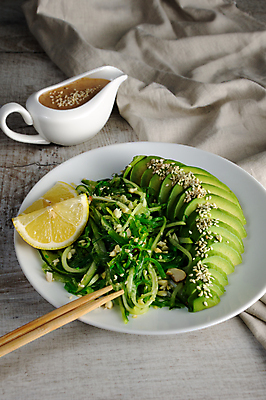 포토 JPG 해외이미지 라이프스타일 젓가락 회색배경 오이 사람없음 샐러드 소스 천 레몬 아보카도 건강식 해외포토 음식 백그라운드 채소 과일 수저 생활 회색 직물 양념 파일형식 이미지허브