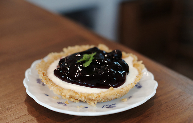 포토 JPG 해외이미지 접시 열매 음식 빵 조각 백그라운드 과일 디저트 치즈 사람없음 파란색 케이크 식당 빵집 흰색 신선 달콤 맛 아침식사 설탕 굽기 크림 블루베리 블랙베리 페스츄리 핸드메이드 해외포토 식물 식기 컬러 컨셉 유제품 상점 식사 구이 파일형식 이미지허브