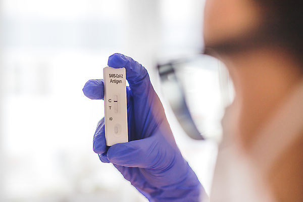 포토 JPG 해외이미지 남자 안경 실내 마스크 한명 들기 상반신 성인 의사 흰배경 음성 자가진단 성인남자한명만 안경낌 코로나바이러스 감염예방 진단키트 델타변이바이러스 오미크론 해외포토 1 잡화 백그라운드 의학 모션 사람 내부 의료진 흰색 바이러스 사회이슈 예방 감염 남자한명만 성인남자만 파일형식 이미지허브