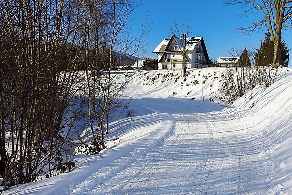 포토 JPG 해외이미지 계절 도로 여행 겨울 교통시설 자연 하늘 산 사람없음 추위 흰색 굴곡 눈내림 해외포토 길 컬러 교통 눈_날씨 시설 생태계 파일형식 이미지허브