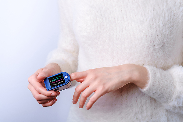 포토 JPG 해외이미지 여자 실내 한명 들기 상반신 성인 옆모습 측정 흰배경 끼우기 넣기 측정기 성인여자한명만 산소포화도측정기 해외포토 1 뷰포인트 백그라운드 모션 사람 내부 기계 흰색 여자한명만 성인여자만 파일형식 이미지허브