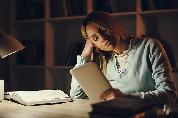 포토 JPG 해외이미지 백인 라이프스타일 응시 여자 책장 실내 한명 들기 상반신 성인 앞모습 태블릿 턱괴기 스탠드 고민 온라인강의 택건 성인여자한명만 해외포토 서양인 1 시선 감정 뷰포인트 가구 모션 조명 사람 내부 생활 전자제품 스마트기기 강의 여자한명만 성인여자만 파일형식 언택트 이미지허브