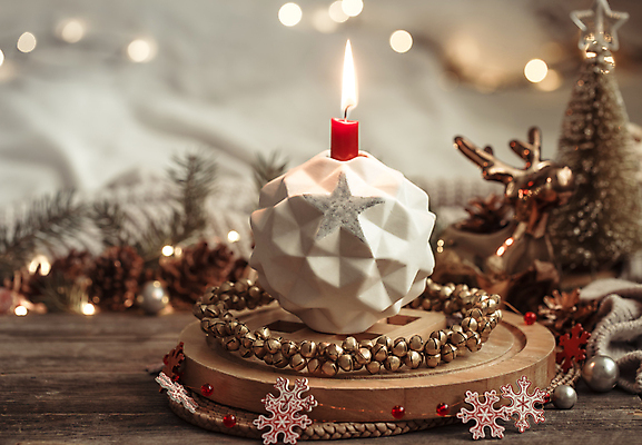 포토 JPG 해외이미지 크리스마스장식 크리스마스 겨울 초 실내 사람없음 아웃포커스 크리스마스트리 모형 루돌프 오브젝트 보케 감성 빛망울 나무쟁반 나무탁자 해외포토 계절 기념일 컨셉 탁자 사슴 쟁반 촬영기법 내부 목재 빛 파일형식 이미지허브