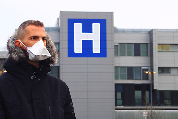 포토 JPG 해외이미지 얼굴 건강 병원 가면 마스크 한명 안전 사람 글로벌 환경 고통 열 환경오염 호흡기관 바이러스 보호 질병 위험 예방 감염 알레르기 고립 돌봄 전염병 증상 해외포토 1 감정 컨셉 의학 모션 신체부위 장기_의학 파일형식 이미지허브