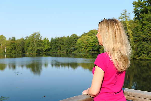 포토 JPG 해외이미지 백인 라이프스타일 응시 공원 여자 호수 분홍색 여행 포즈 자연 하늘 휴가 휴식 한명 서기 사람 풍경 성인 야외 물 여름 강 치마 금발 뷰티 여행객 자유 고독 명상 혼자 해외포토 자연요소 서양인 1 헤어스타일 시선 계절 공공시설 감정 컬러 컨셉 모션 하의 생활 생태계 파일형식 이미지허브