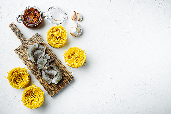 포토 JPG 해외이미지 식재료 새우 실내 마늘 사람없음 하이앵글 흰배경 나무도마 파스타면 카피스페이스 생새우 해외포토 뷰포인트 백그라운드 채소 어패류 도마 파스타 갑각류 내부 목재 공백 흰색 면류 파일형식 이미지허브