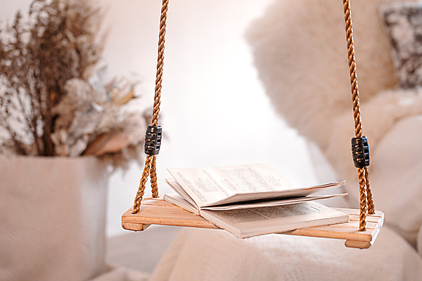 포토 JPG 해외이미지 실내 사람없음 아웃포커스 책 나무그네 해외포토 촬영기법 내부 그네 파일형식 이미지허브